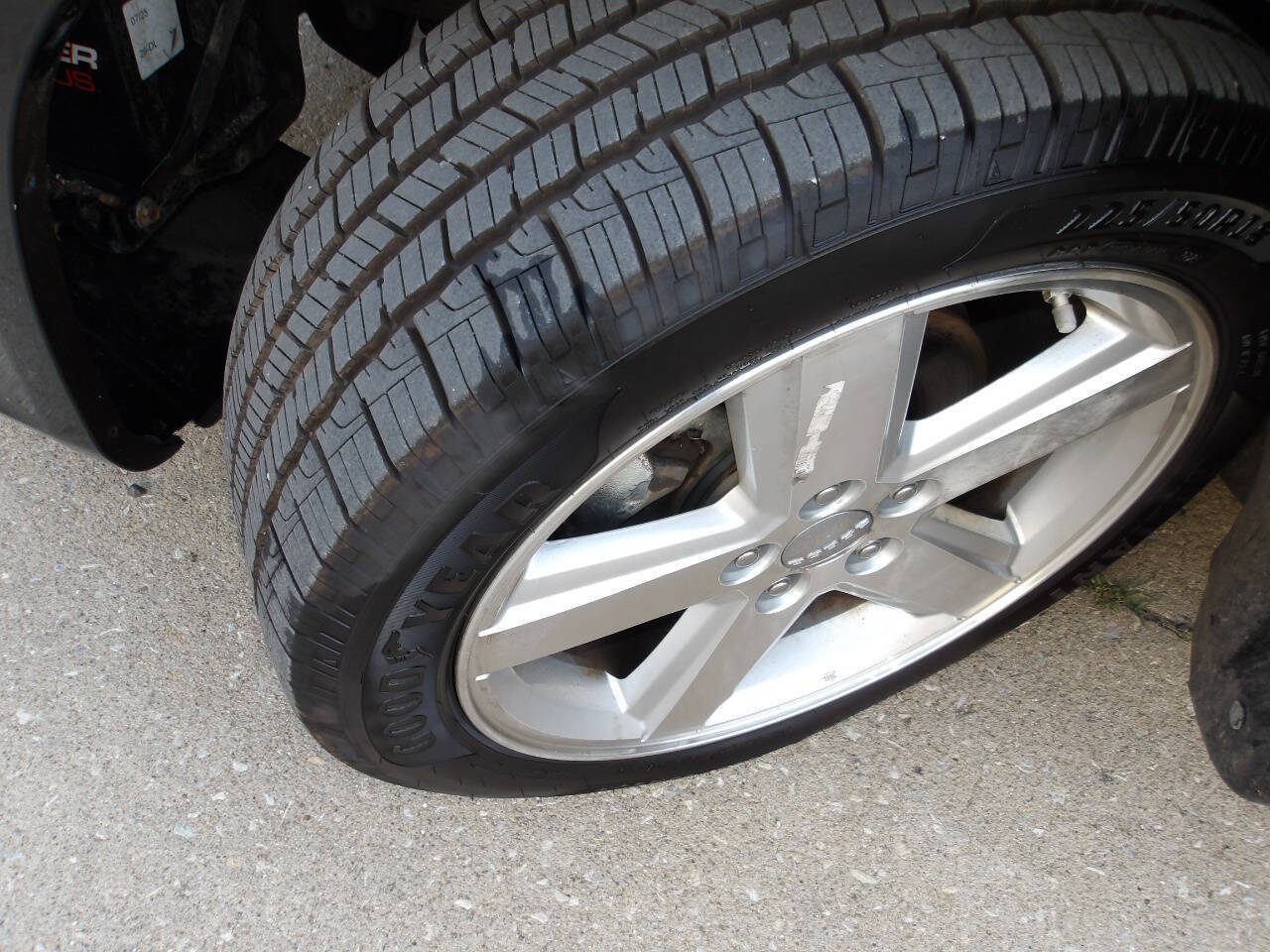 Used 2013 Dodge Avenger SXT FWD image 33