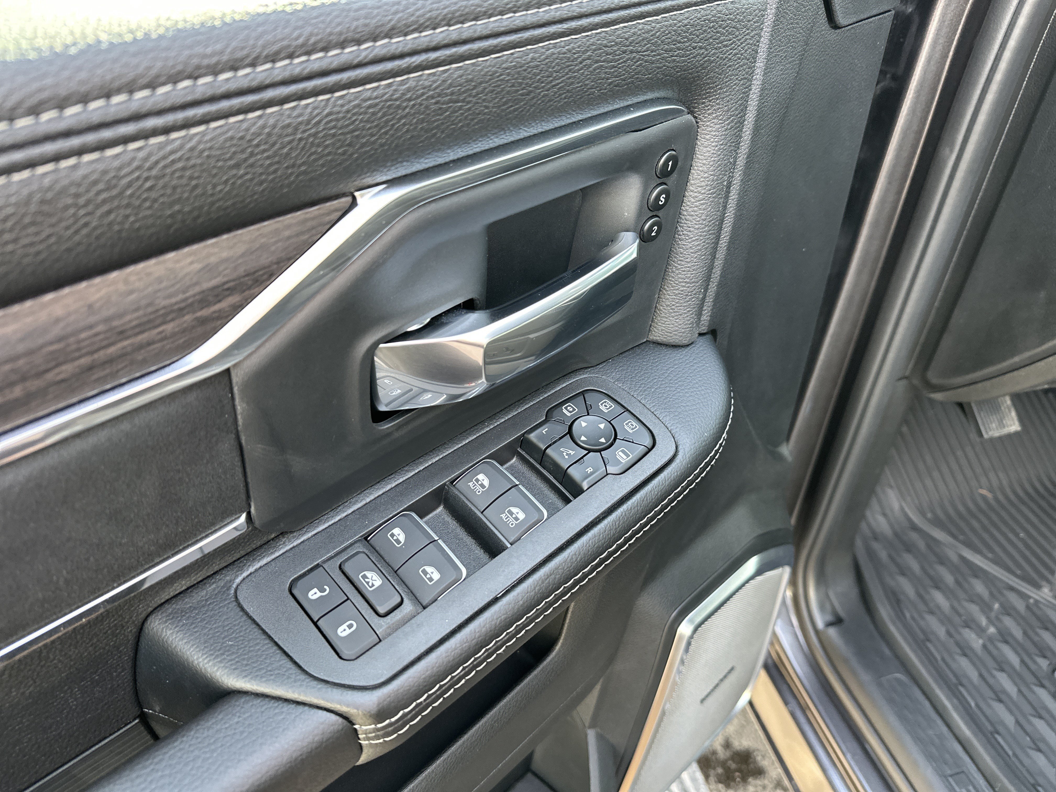 New 2026 RAM 3500 Laramie AWD/4WD image 15