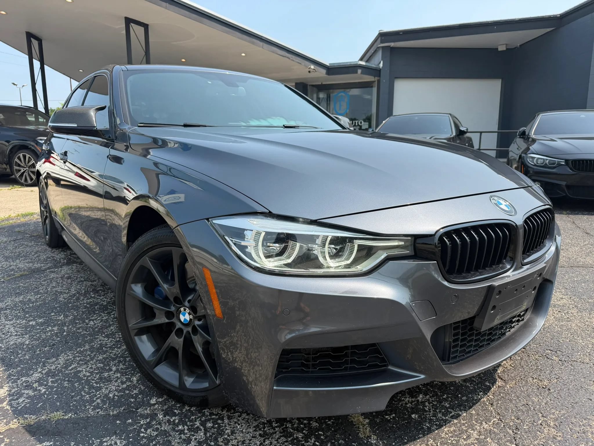 Used 2017 BMW 340i xDrive Sedan w/ Technology Package AWD/4WD image 3
