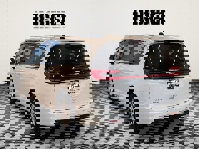 Used 2024 Chrysler Pacifica Touring-L image 7