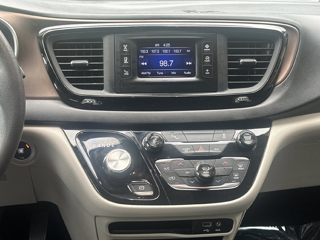 Used 2017 Chrysler Pacifica LX FWD image 20