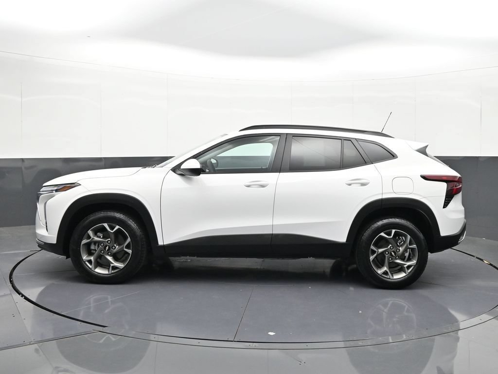 Certified 2025 Chevrolet Trax LT FWD image 2