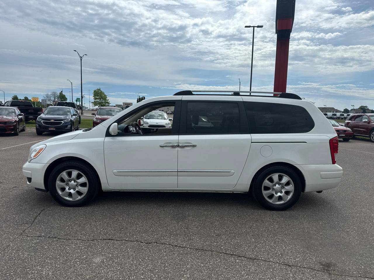 Used 2007 Hyundai Entourage Limited FWD image 2