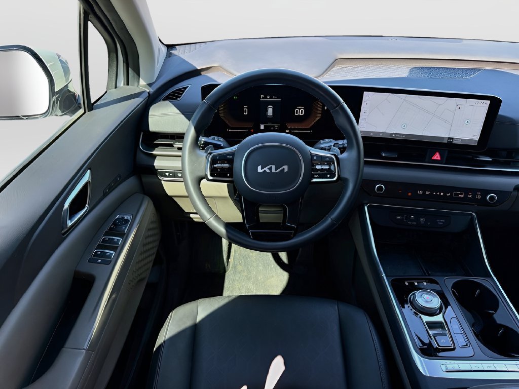 Used 2025 Kia Carnival EX FWD image 22