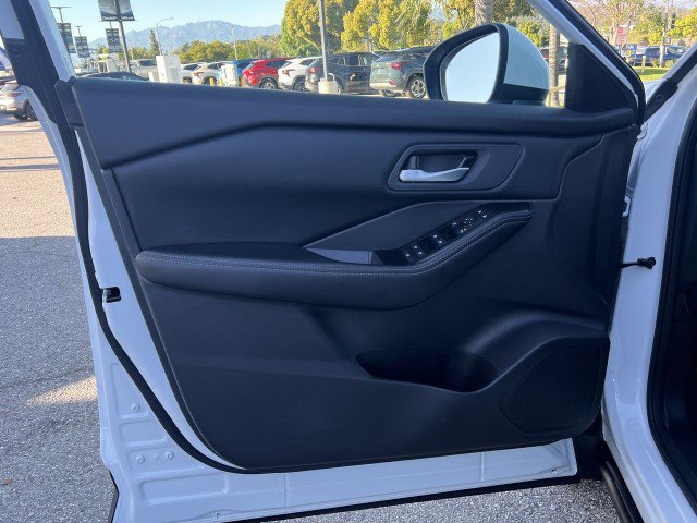 Used 2025 Nissan Rogue SV image 21