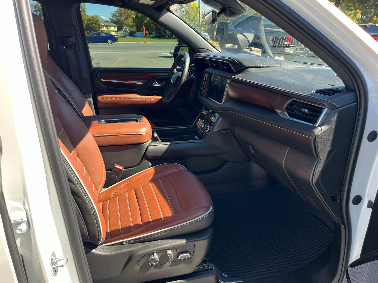 Used 2024 GMC Yukon Denali Ultimate image 9
