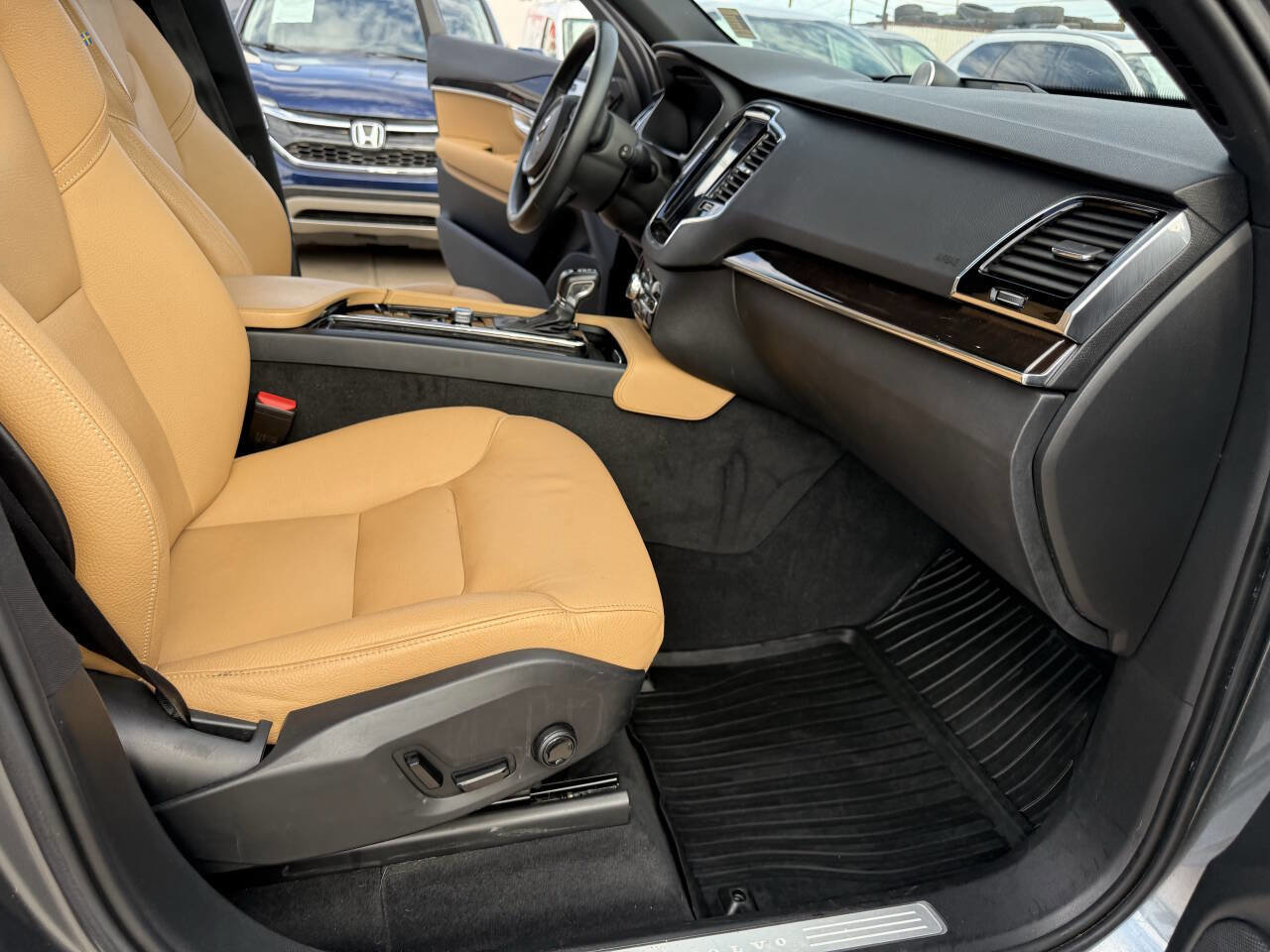 Used 2018 Volvo XC90 T6 Momentum w/ Convenience Package image 15