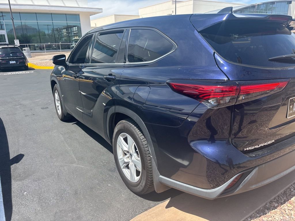 Used 2022 Toyota Highlander LE AWD/4WD image 4