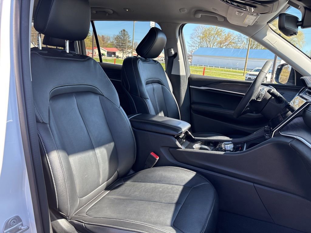 Used 2023 Jeep Grand Cherokee L Limited AWD/4WD image 17
