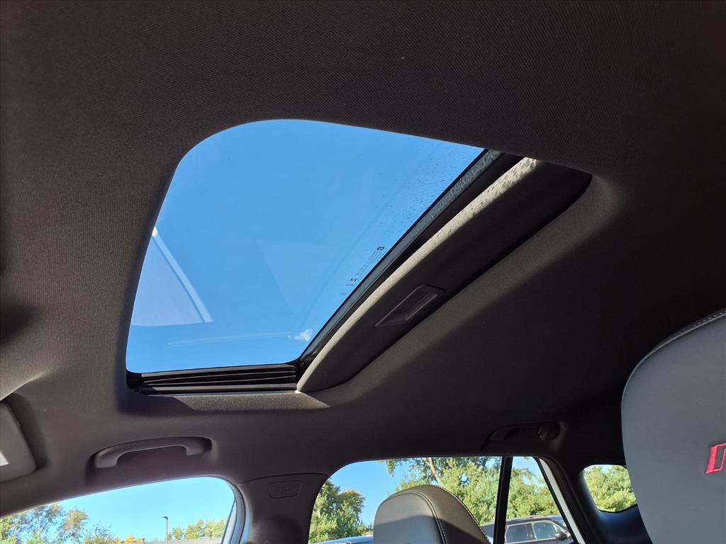 Used 2025 Chevrolet Trax RS w/ Sunroof Package image 20