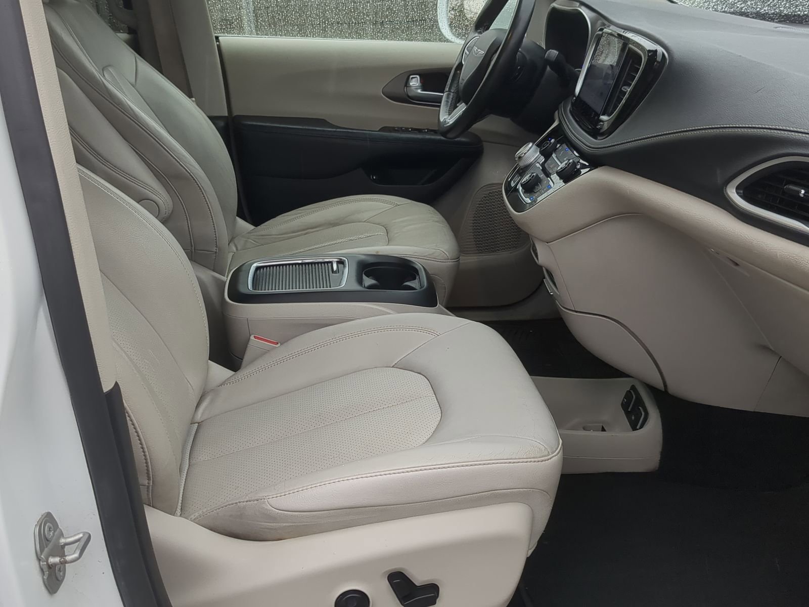 Used 2021 Chrysler Pacifica Touring-L FWD image 28