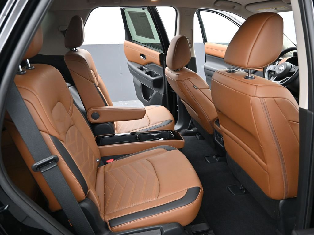 Used 2025 Nissan Pathfinder Platinum image 12