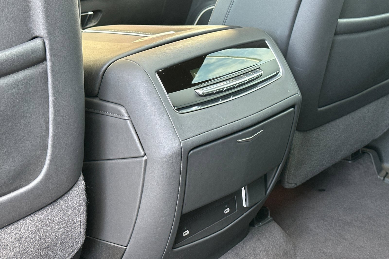 Used 2024 Cadillac Escalade Premium Luxury w/ Performance Package image 15