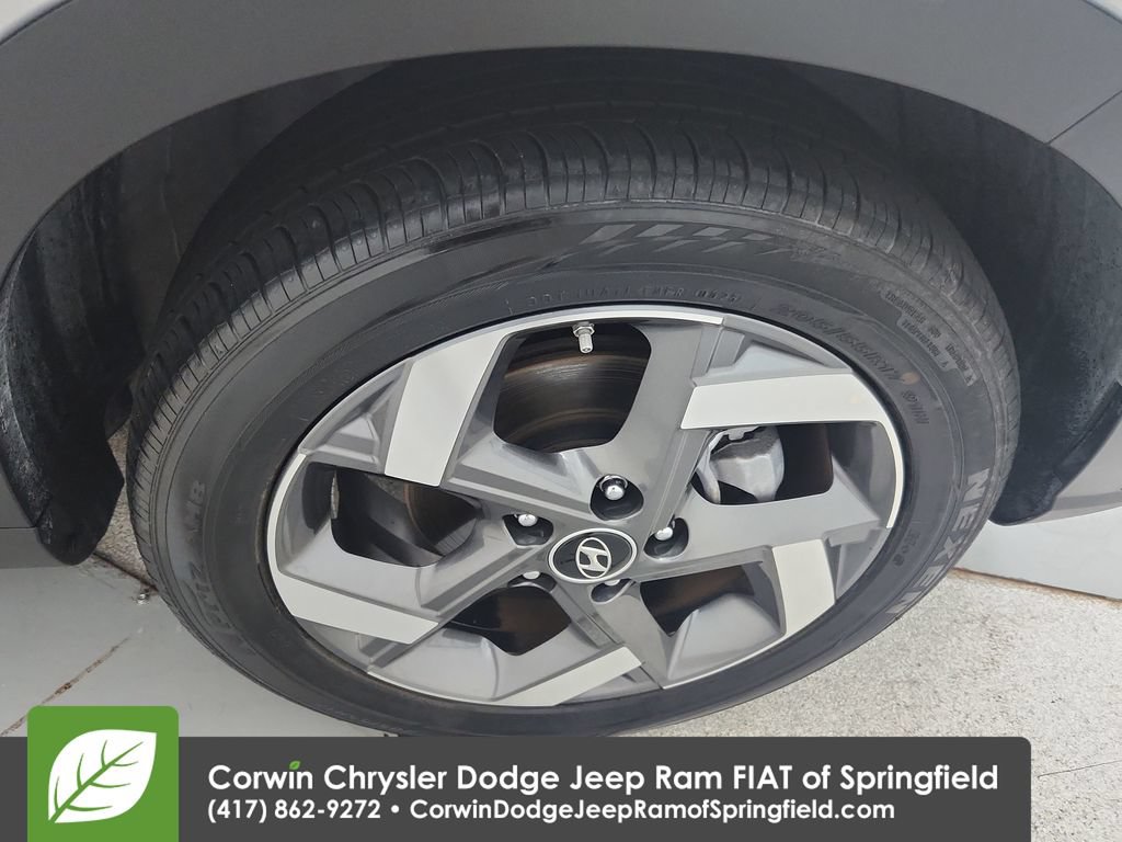 Used 2025 Hyundai Venue SEL FWD image 32