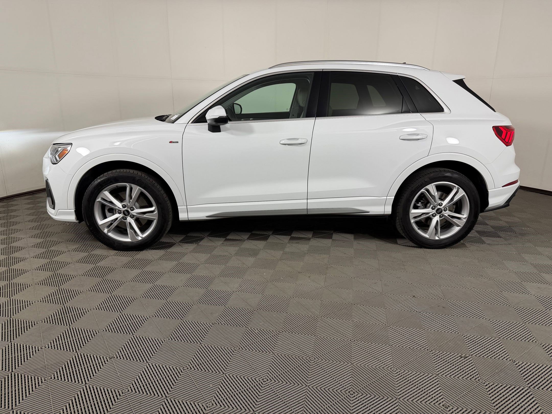 Certified 2024 Audi Q3 2.0T Premium Plus AWD/4WD image 2