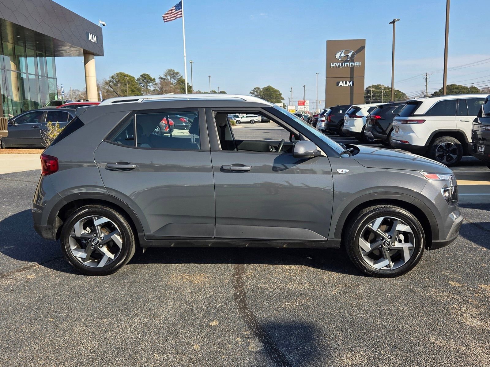 Used 2025 Hyundai Venue SEL image 13