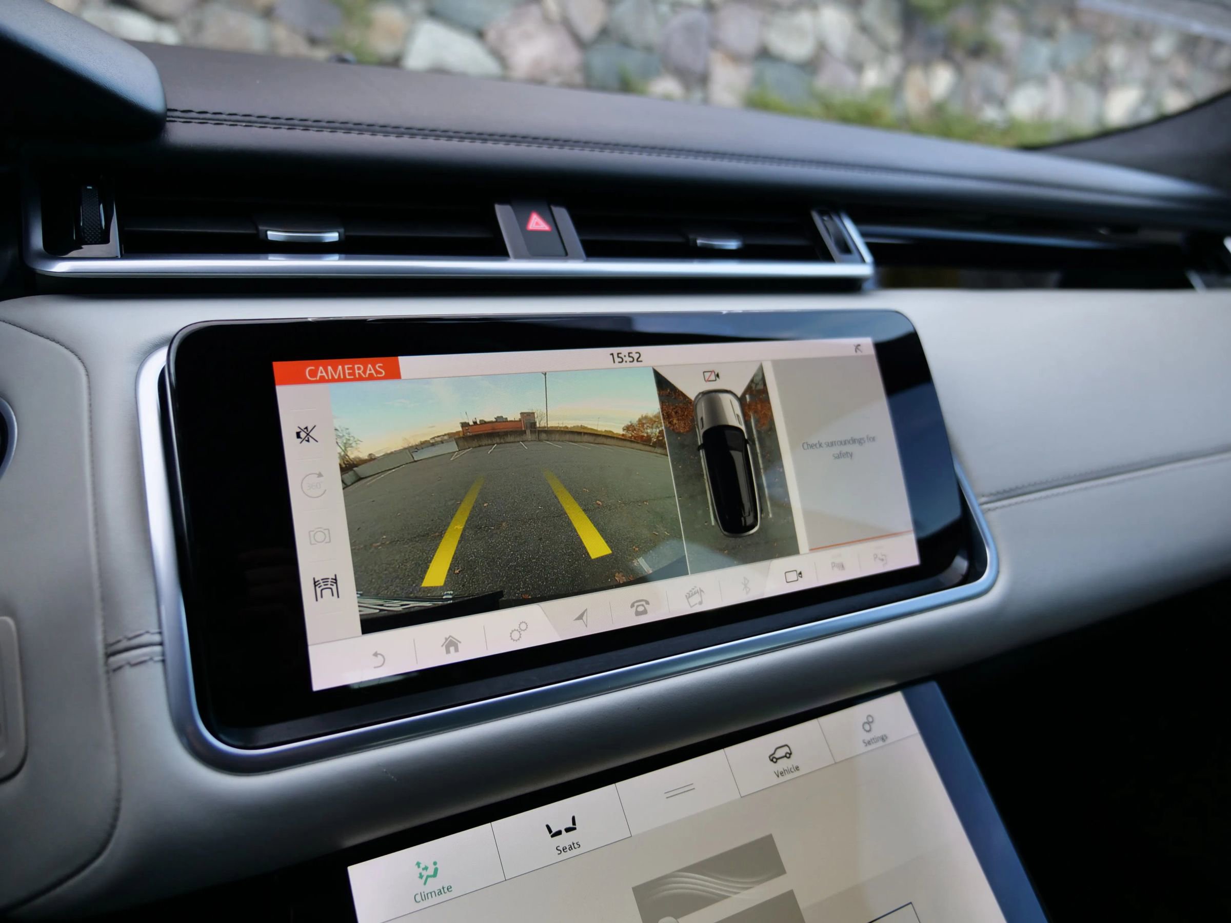 Used 2018 Land Rover Range Rover Velar R-Dynamic HSE image 19