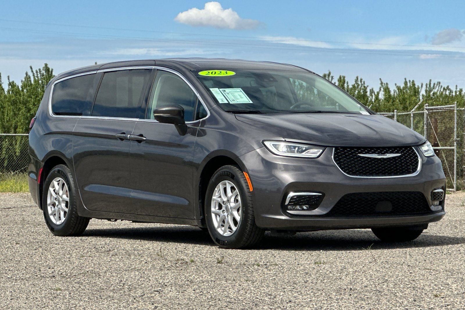 Used 2023 Chrysler Pacifica Touring-L FWD image 8