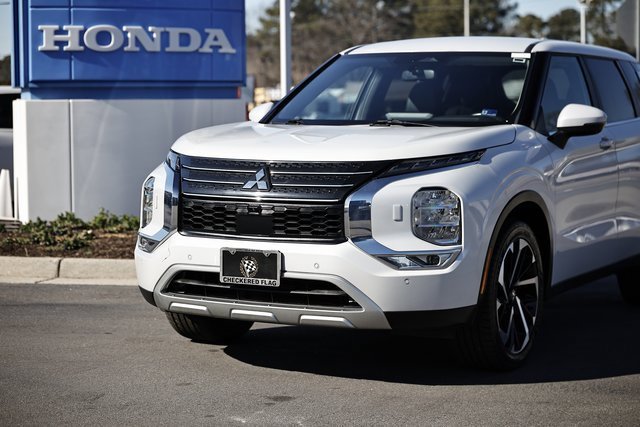 Used 2024 Mitsubishi Outlander SE image 2