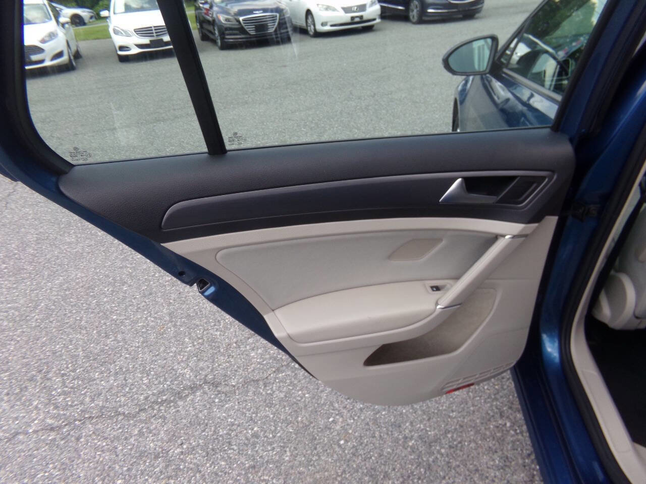 Used 2018 Volkswagen Golf S image 37