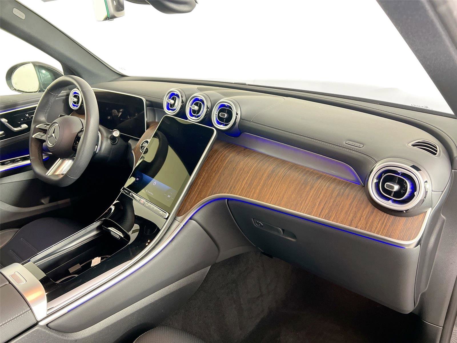 Used 2025 Mercedes-Benz GLC 300 4MATIC image 29