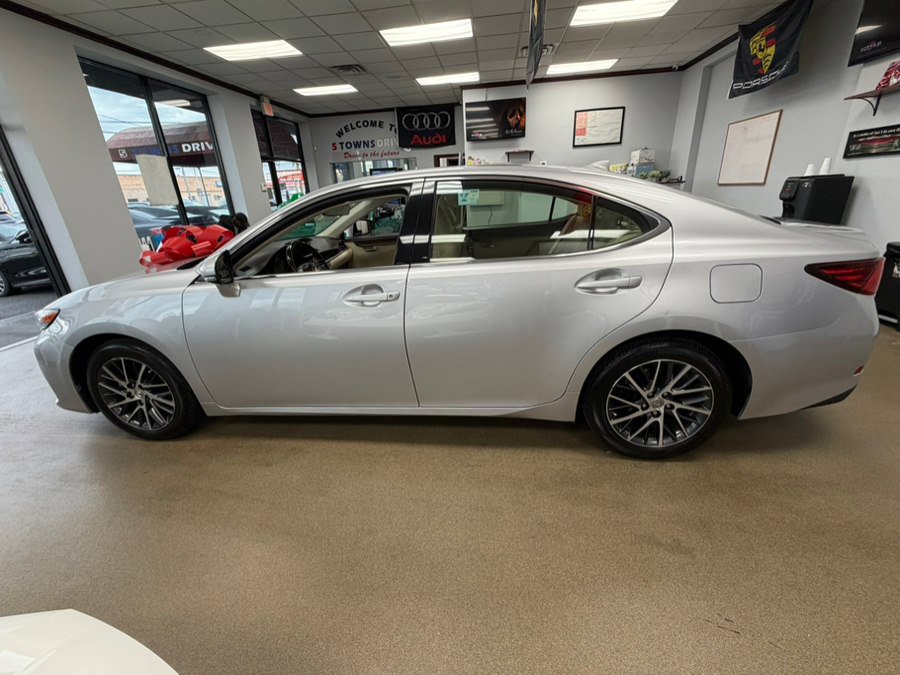 Used 2016 Lexus ES 350 w/ Luxury Package w/Wood Trim image 4