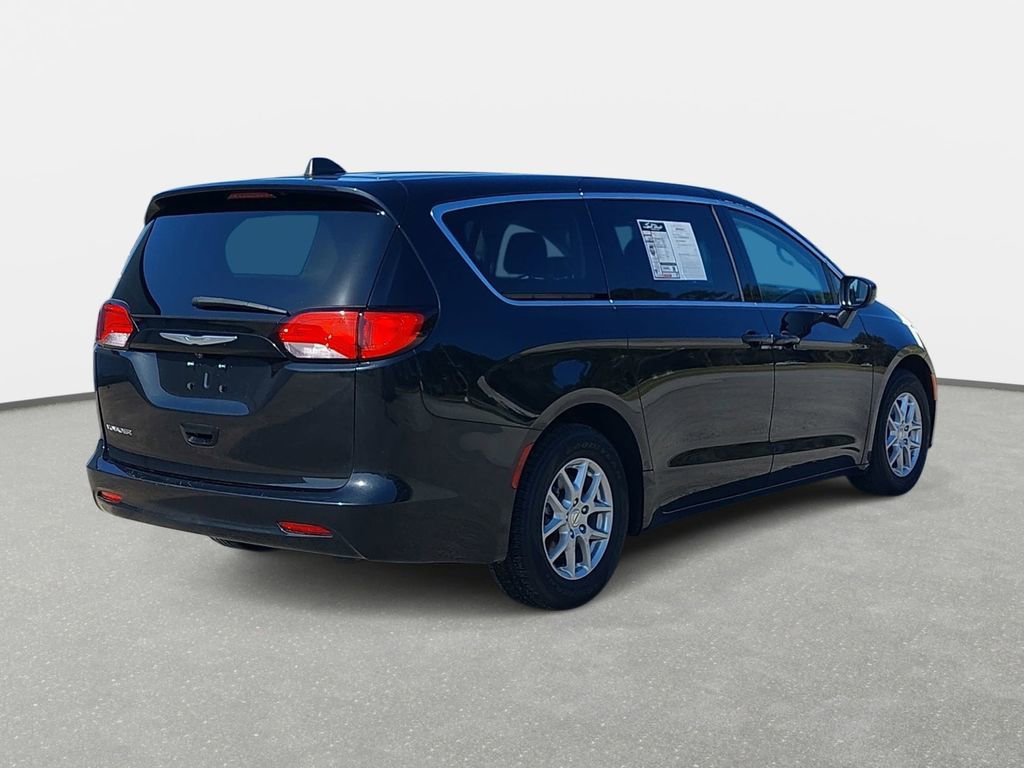 Used 2023 Chrysler Voyager LX image 5