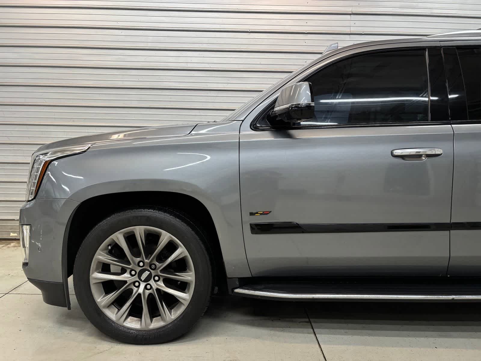 Used 2020 Cadillac Escalade ESV Luxury w/ Escalade Sport Edition AWD/4WD image 3