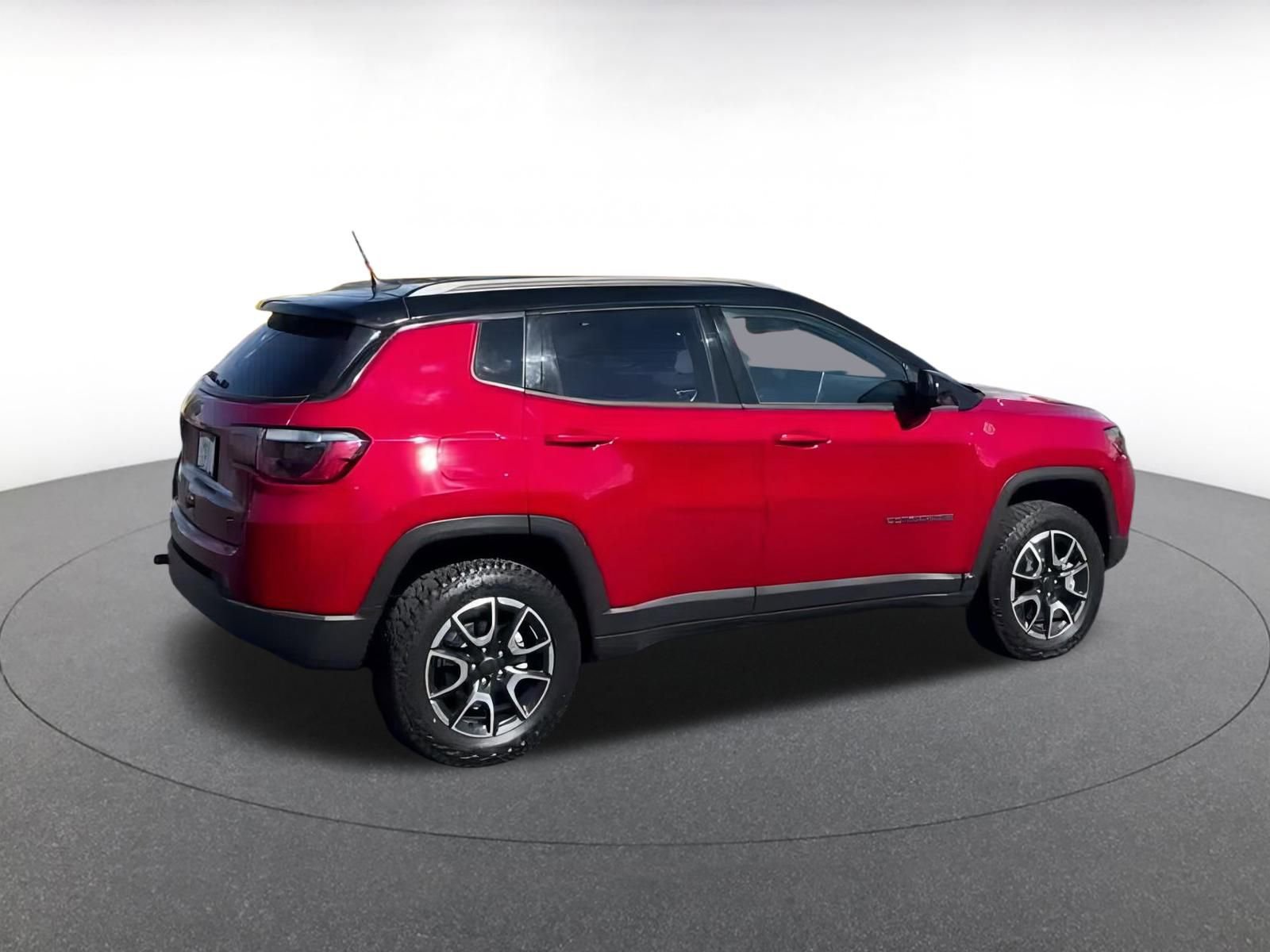 Used 2025 Jeep Compass Trailhawk image 12
