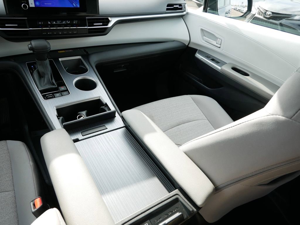 Used 2025 Toyota Sienna LE image 15