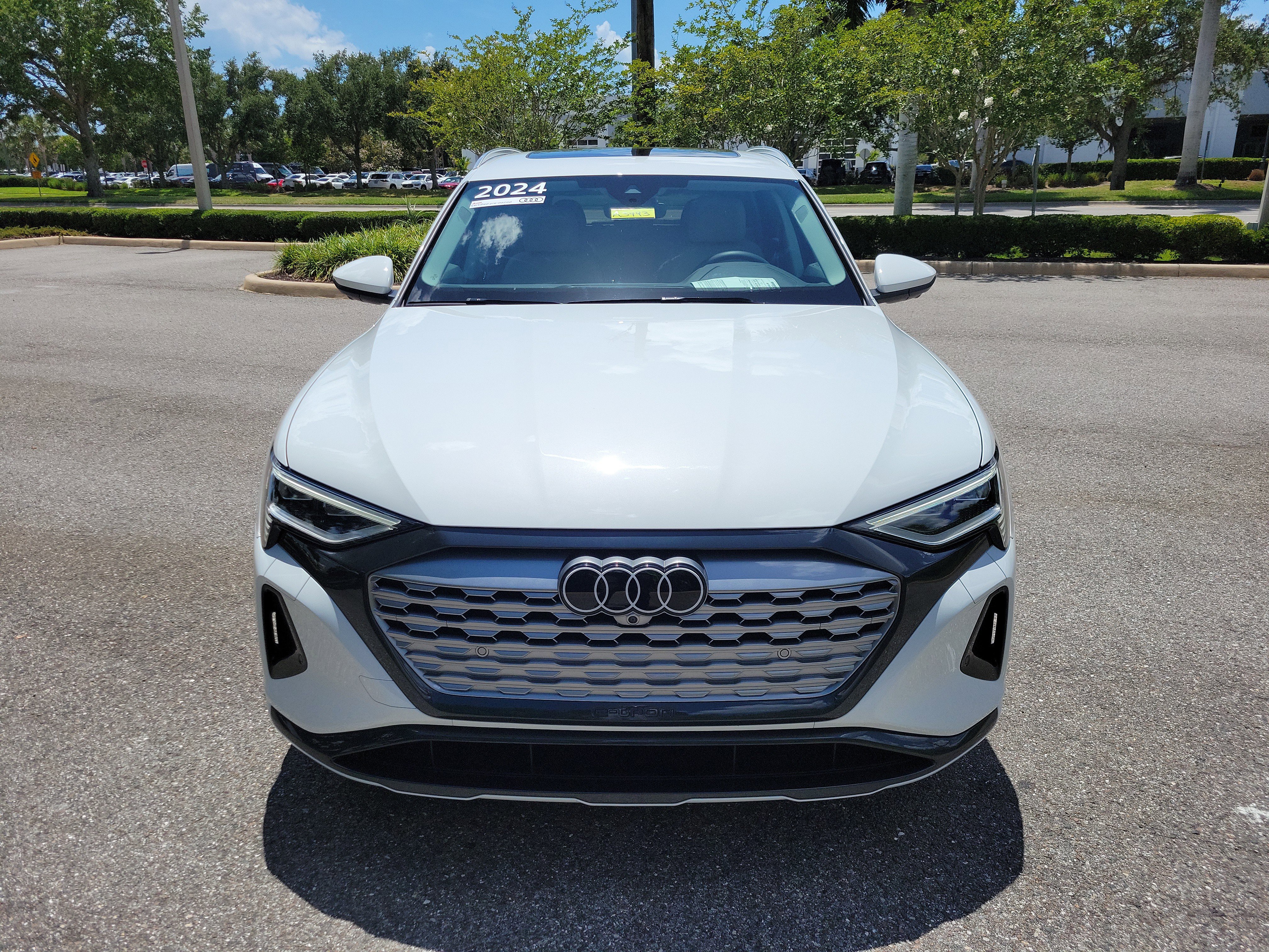 Used 2024 Audi Q8 e-tron Premium Plus w/ Premium Plus Package AWD/4WD image 2