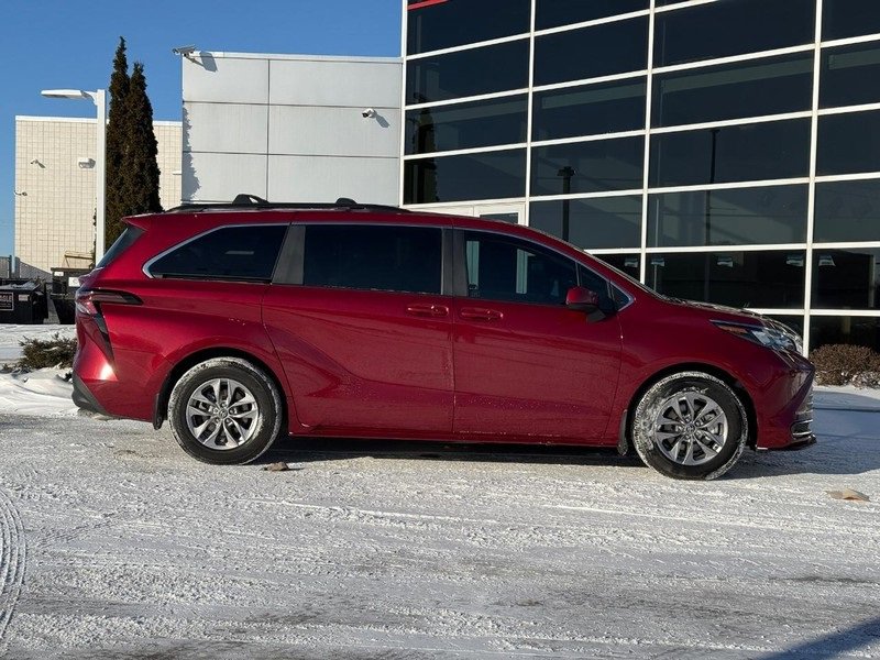 Used 2025 Toyota Sienna LE video 2
