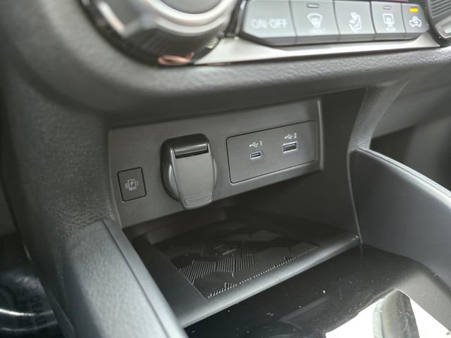 New 2025 Nissan Versa SR FWD image 25