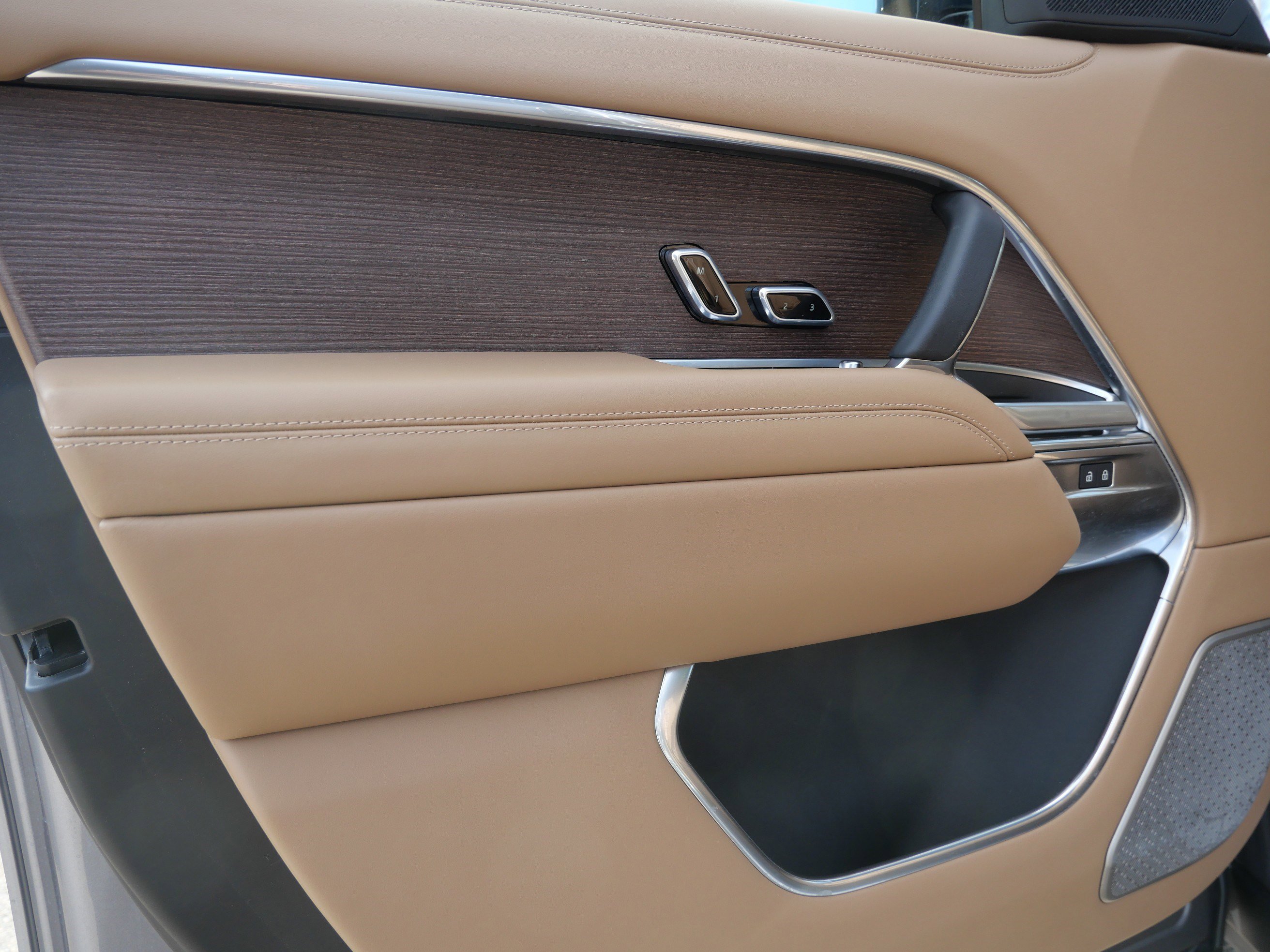 Certified 2025 Land Rover Range Rover Autobiography image 12