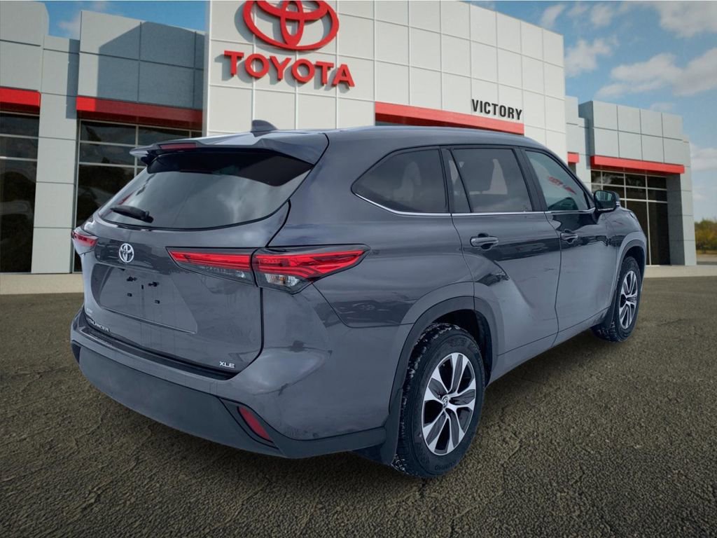 Used 2023 Toyota Highlander XLE image 3