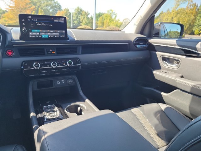 Certified 2025 Honda Pilot Touring image 12