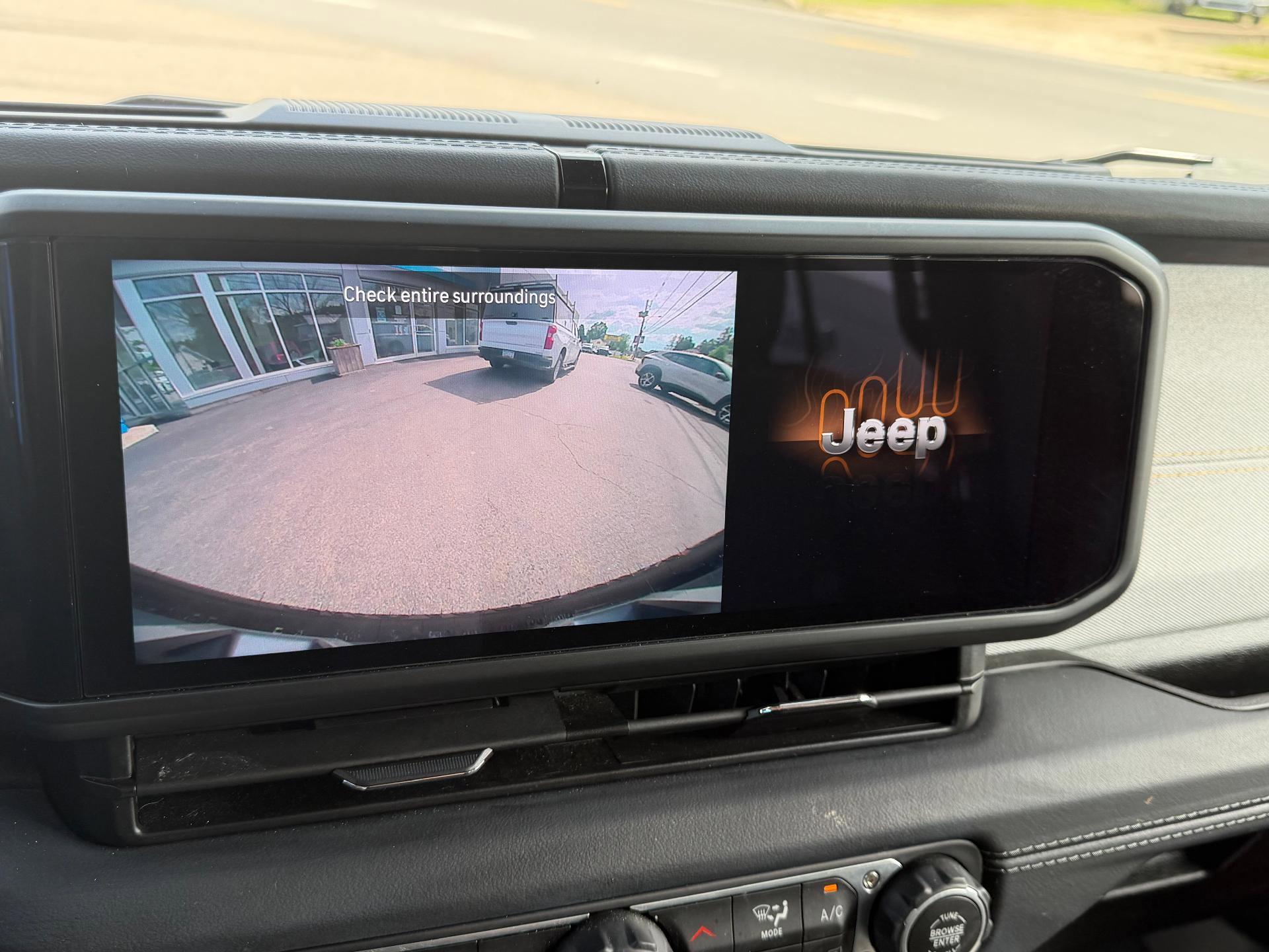 Used 2025 Jeep Wrangler Unlimited Sahara AWD/4WD image 31