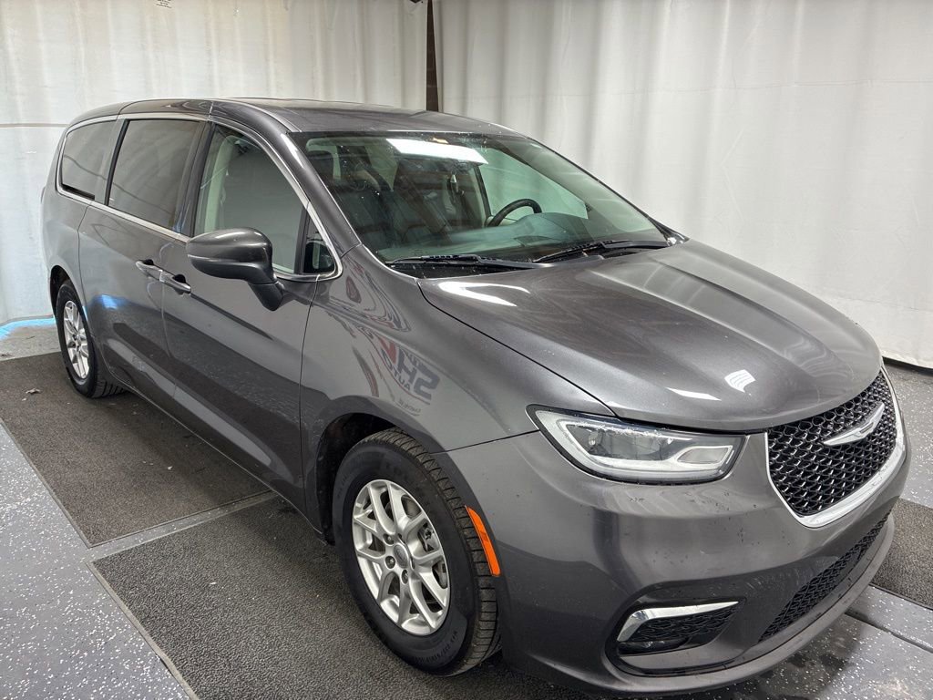 Used 2023 Chrysler Pacifica Touring-L image 3
