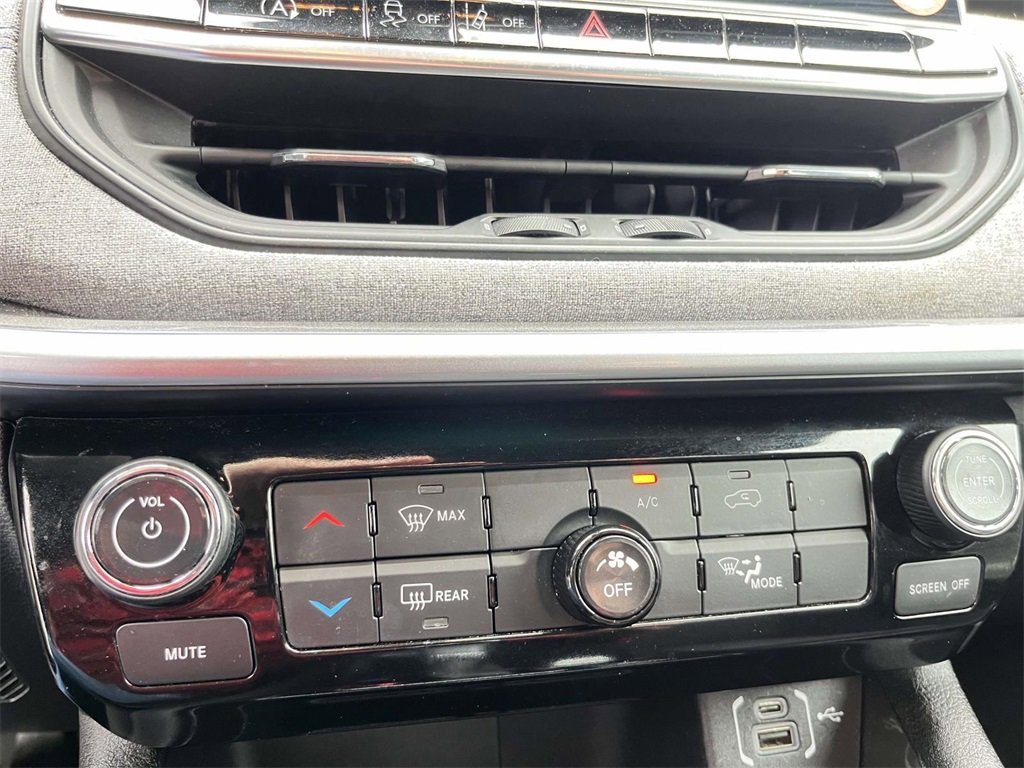 Used 2024 Jeep Compass Latitude image 20