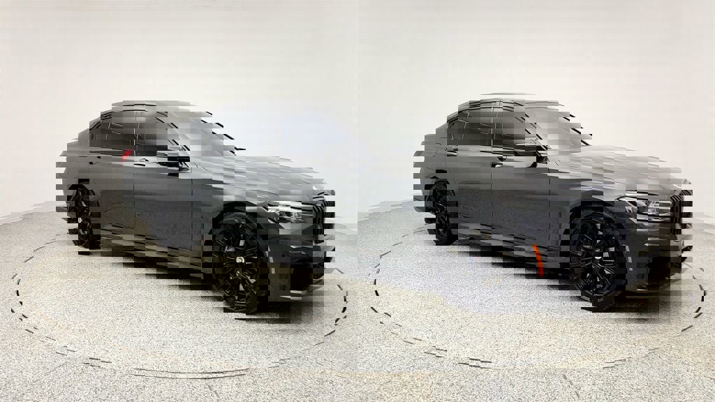 Used 2022 BMW 750i xDrive w/ Executive Package image 3