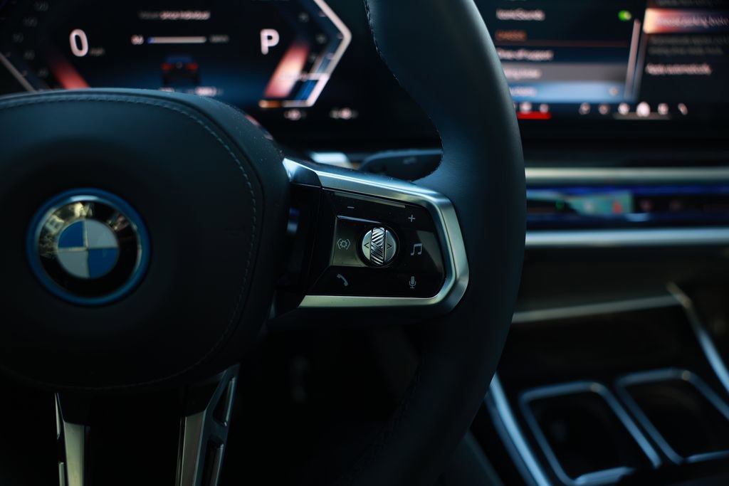 Used 2025 BMW i7 xDrive60 w/ Executive Package image 24