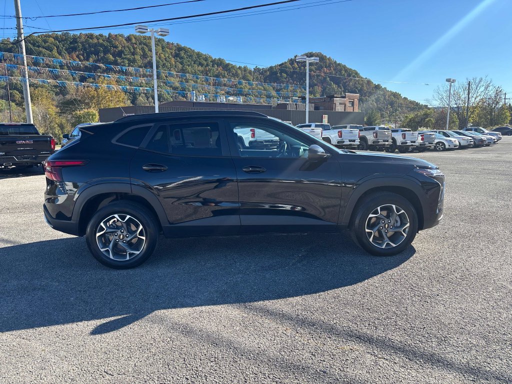 Used 2024 Chevrolet Trax LT w/ LT Convenience Package FWD image 6
