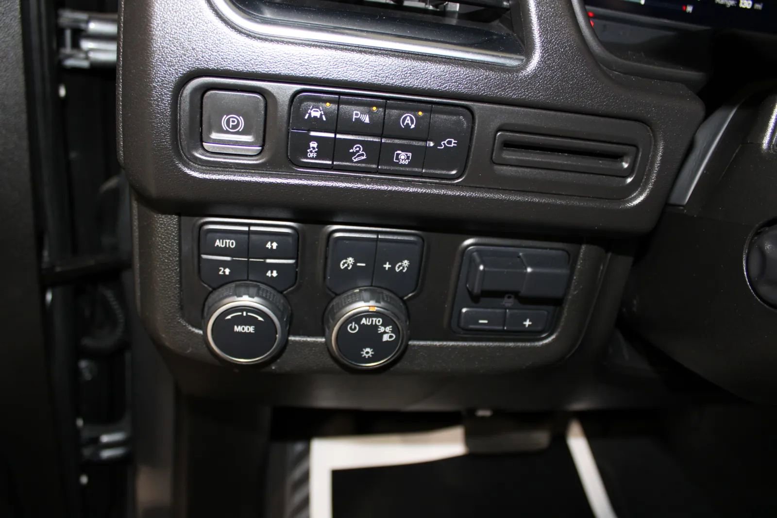 Used 2022 Chevrolet Tahoe Z71 w/ Luxury Package image 34