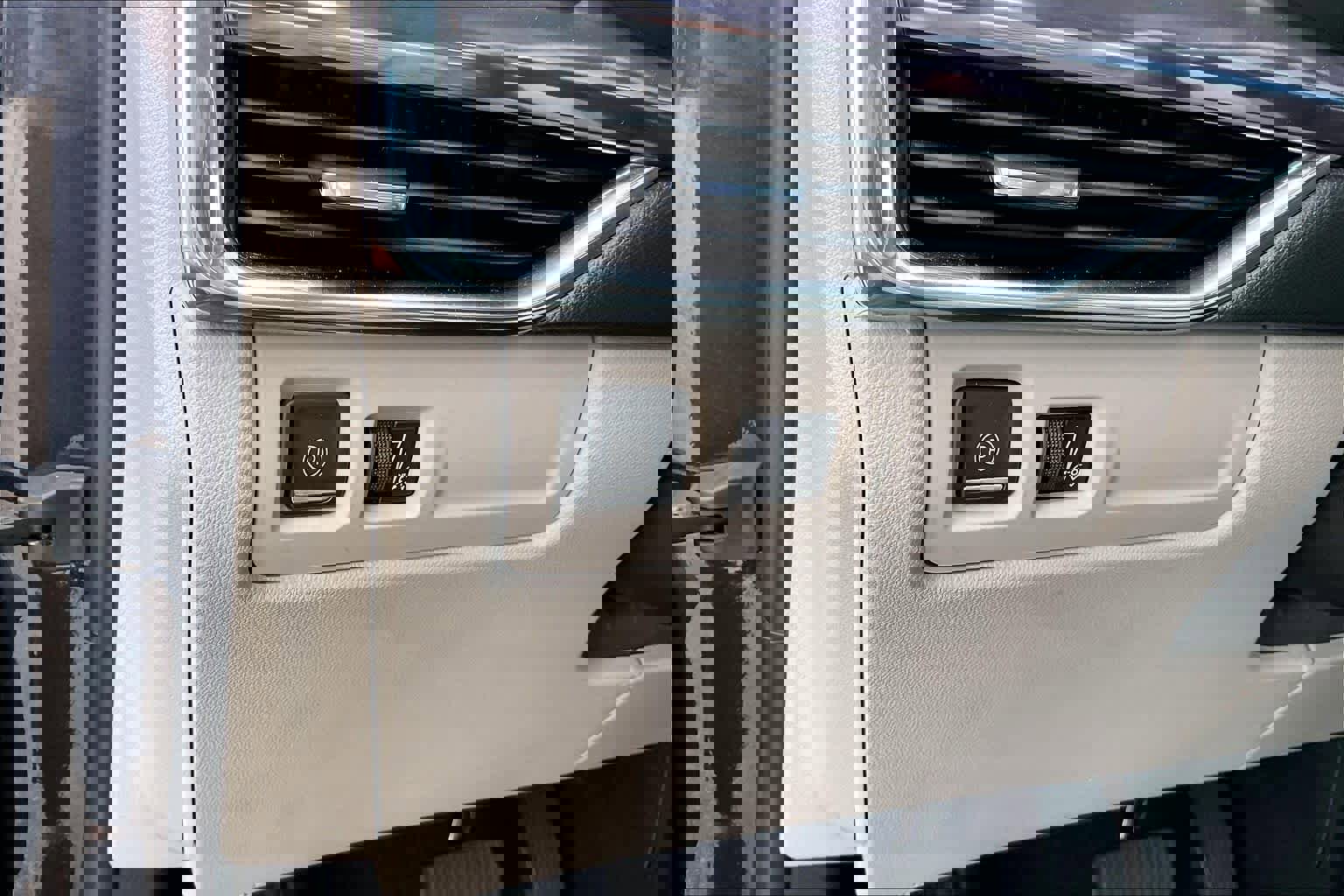 Used 2023 Cadillac XT4 Luxury w/ Cold Weather Package image 15