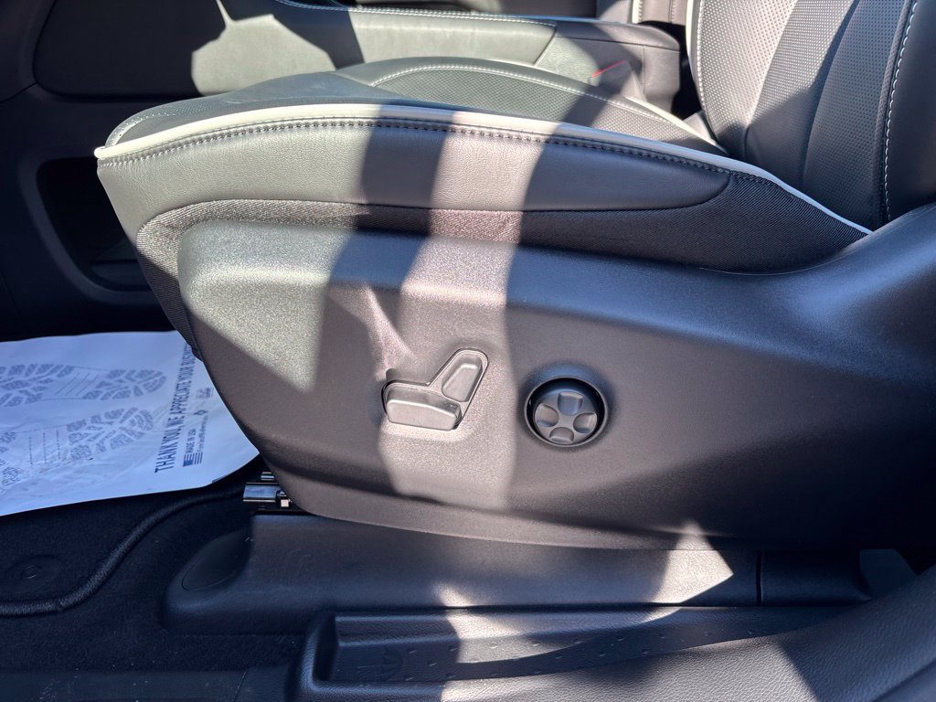 New 2027 Chrysler Pacifica Limited FWD image 36