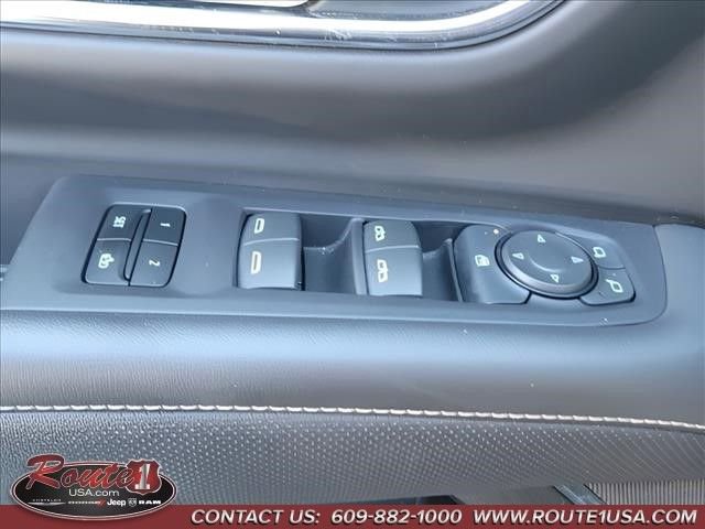 Used 2024 GMC Yukon SLT AWD/4WD image 32