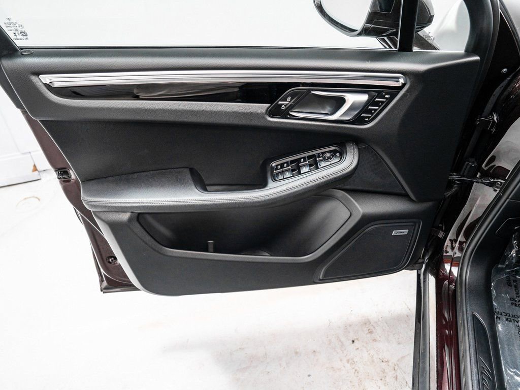 Used 2025 Porsche Macan image 23