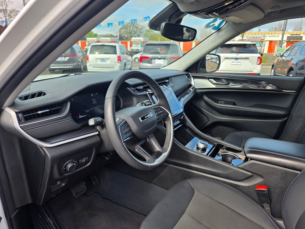 Used 2023 Jeep Grand Cherokee Laredo w/ Luxury Tech Group I image 9