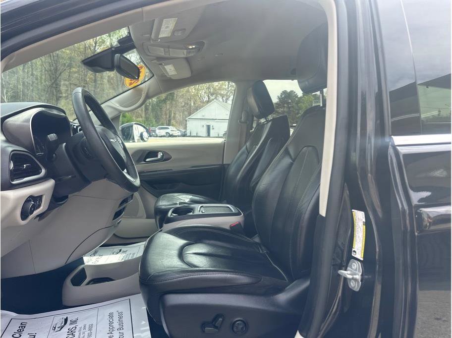 Used 2022 Chrysler Pacifica Touring-L image 13