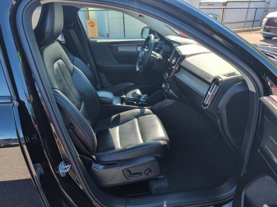Used 2025 Volvo XC40 B5 Ultra AWD/4WD image 12